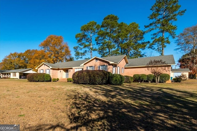 single story home with a front lawn