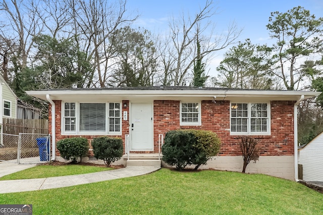 view of front of property featuring a front lawn