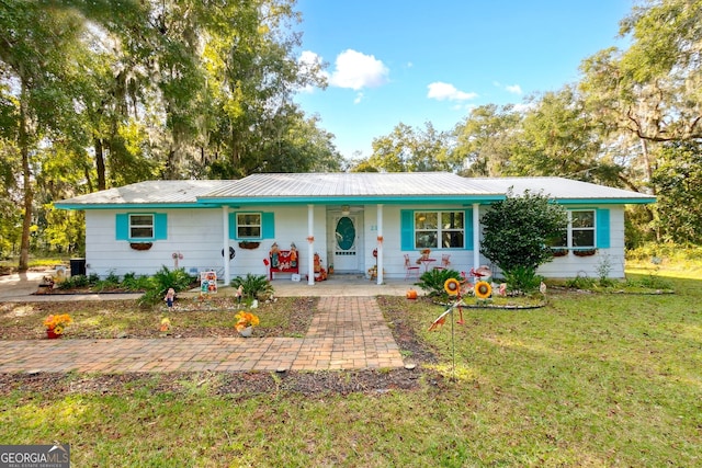 single story home featuring a front lawn