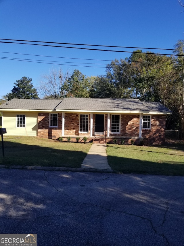 ranch-style home featuring a front lawn