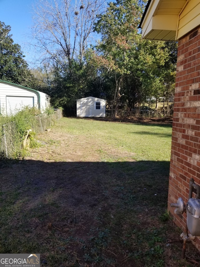 view of yard featuring a storage shed