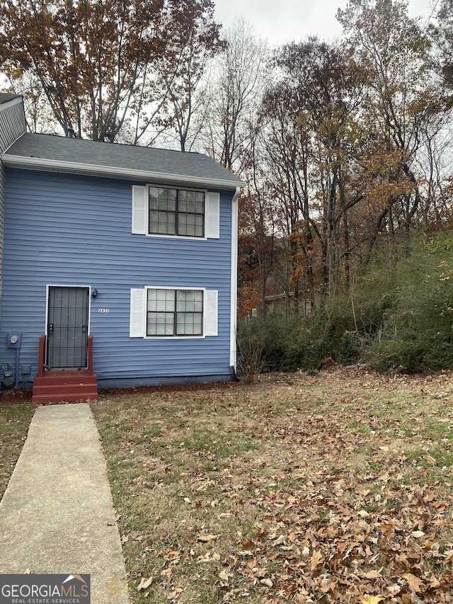 front of property featuring a front lawn