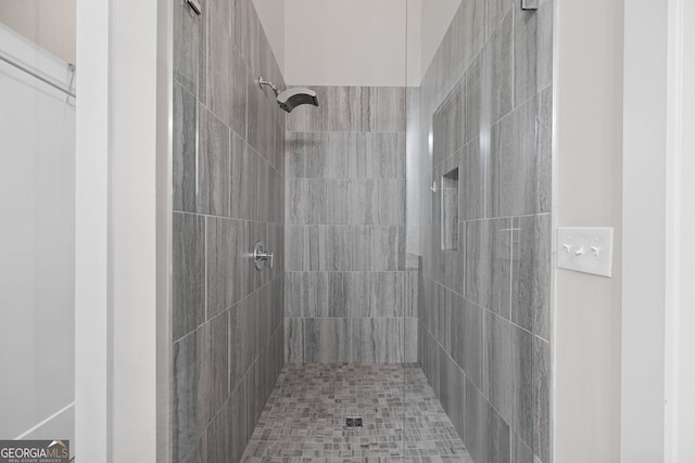 bathroom featuring a tile shower