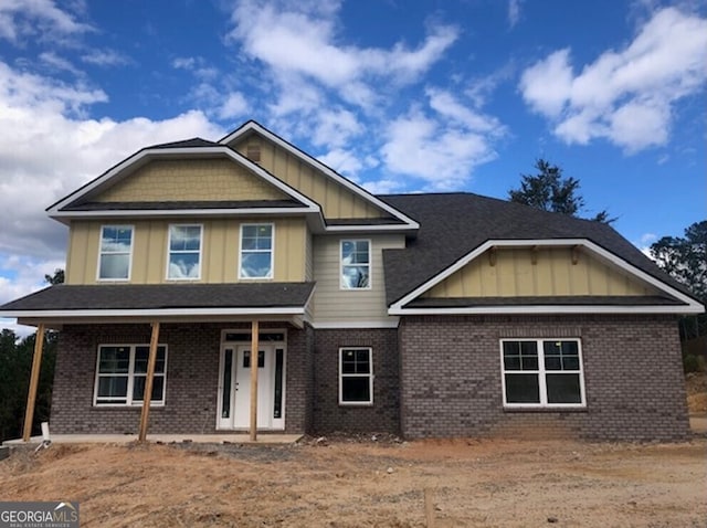 craftsman inspired home featuring a front lawn