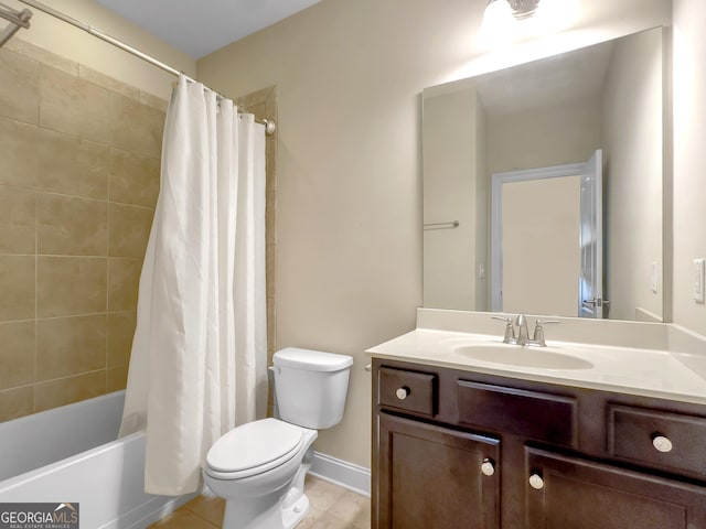 bathroom featuring toilet, shower / bath combo, baseboards, and vanity