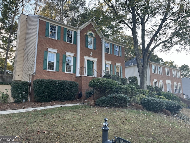 view of front of property featuring a front lawn