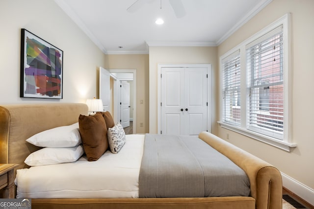 bedroom featuring crown molding, a closet, and ceiling fan