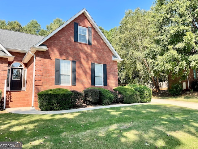 view of front of property featuring a front lawn