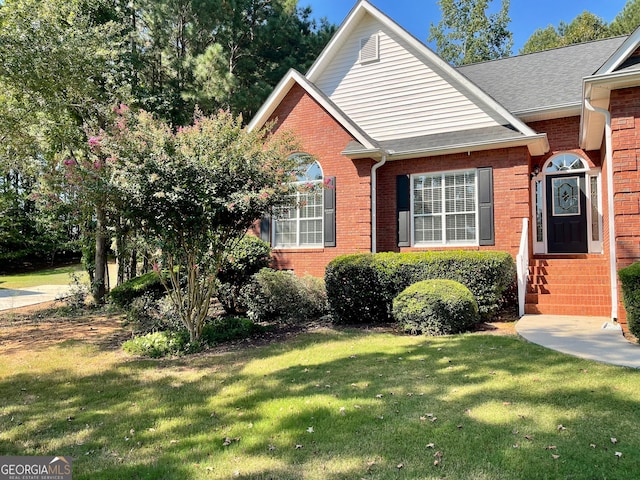 view of front of property featuring a front lawn