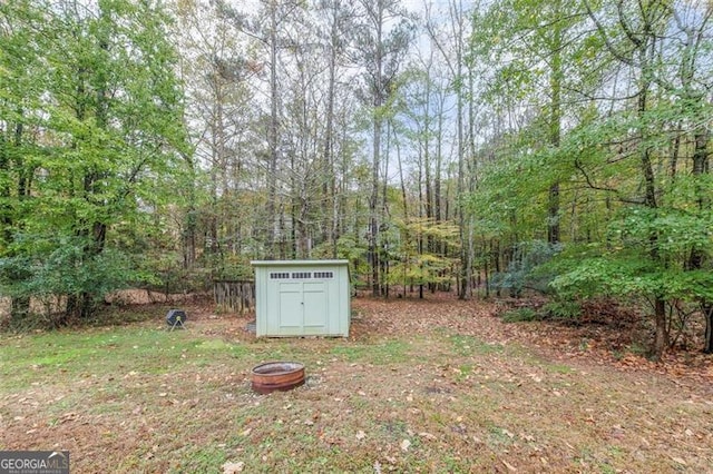 view of yard with a storage unit