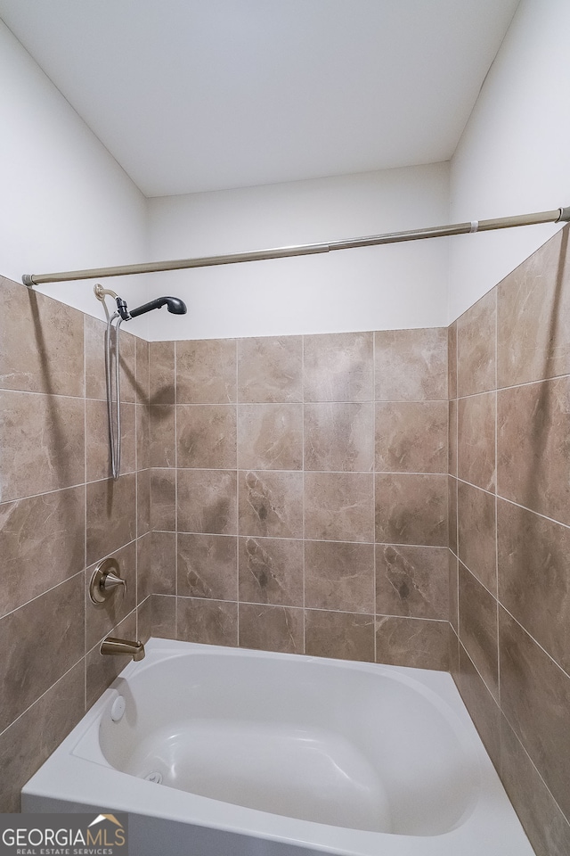 bathroom with tiled shower / bath