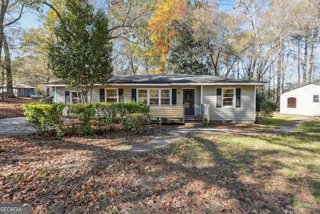 ranch-style home featuring a front lawn