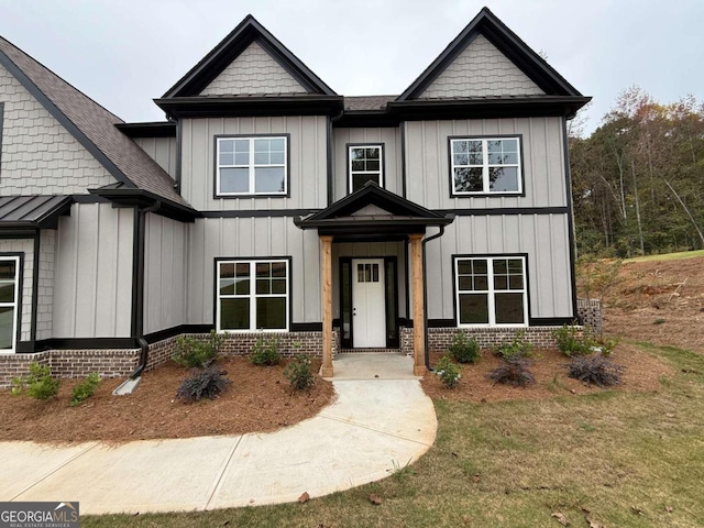 craftsman house featuring a front yard