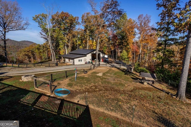 view of yard featuring a mountain view