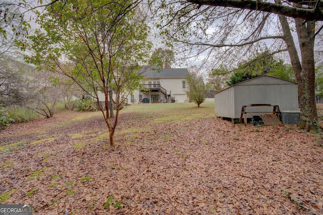 view of yard featuring a storage shed