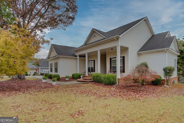 view of front facade with a front lawn