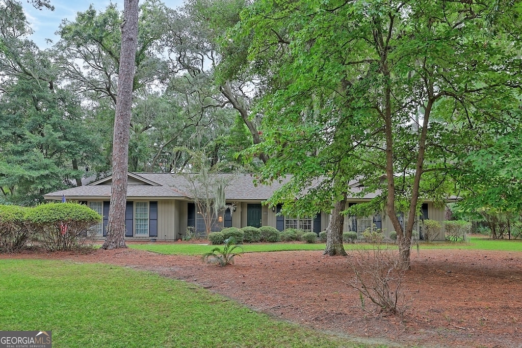 ranch-style home featuring a front yard