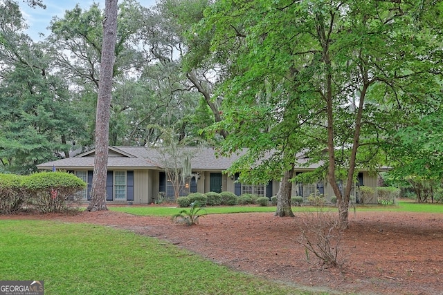 ranch-style home featuring a front yard