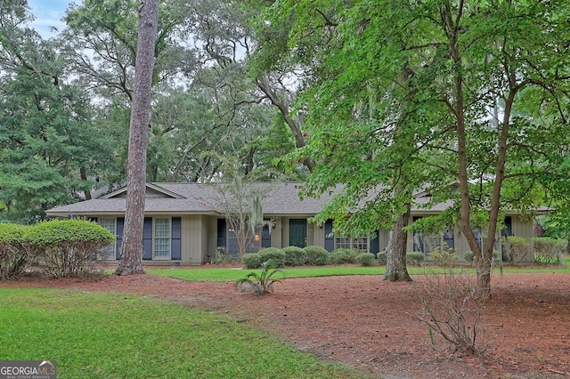 ranch-style house with a front lawn