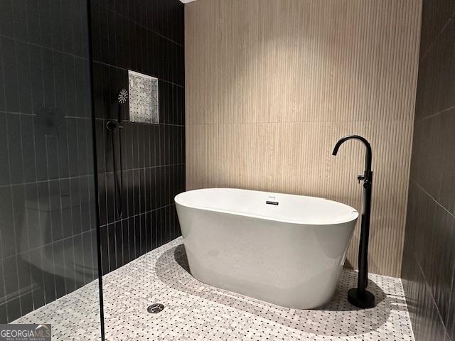 bathroom featuring a bathing tub and tile walls