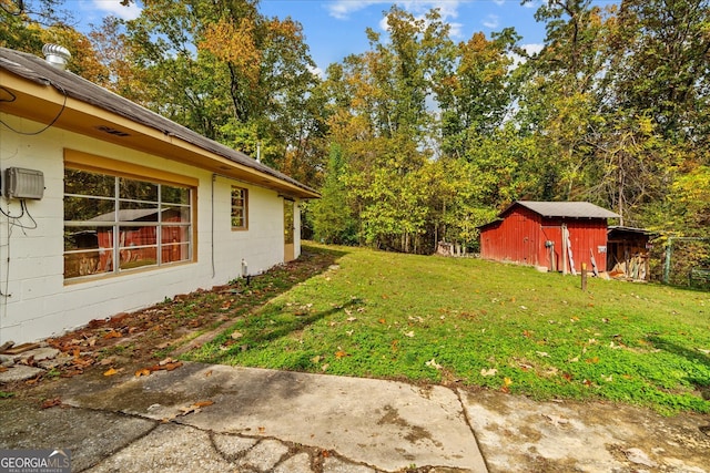 view of yard with a shed