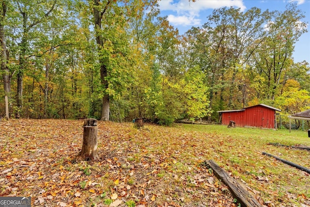 view of yard with an outdoor structure