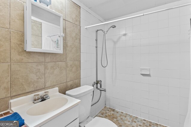 650 Mccharles St, Dalton, GA 30720 - full bath featuring tile walls, tiled shower, toilet, and vanity