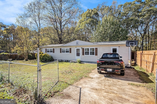 view of front of property with a front yard