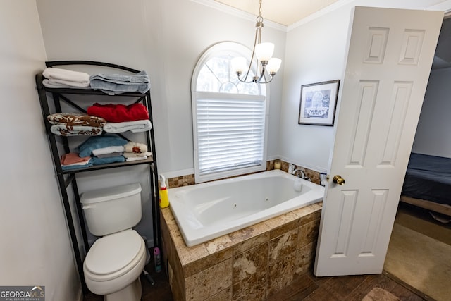 bathroom featuring a notable chandelier, a relaxing tiled tub, toilet, and ornamental molding