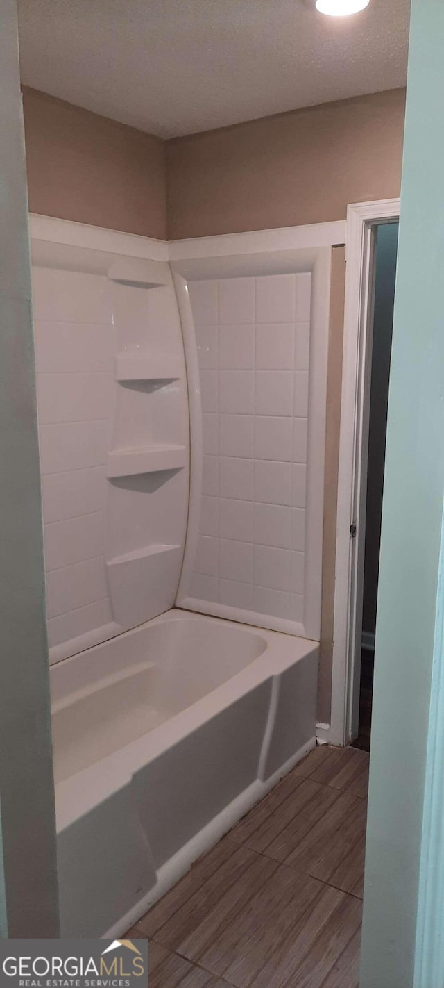 bathroom with bathtub / shower combination