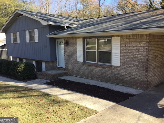 view of front of house with a front lawn