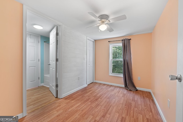 unfurnished bedroom featuring light wood-type flooring, a closet, and ceiling fan