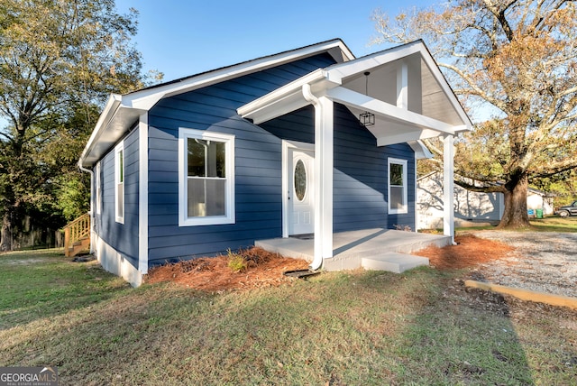 bungalow featuring a front lawn