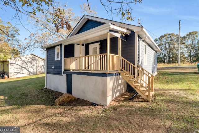 view of front of property featuring a front lawn