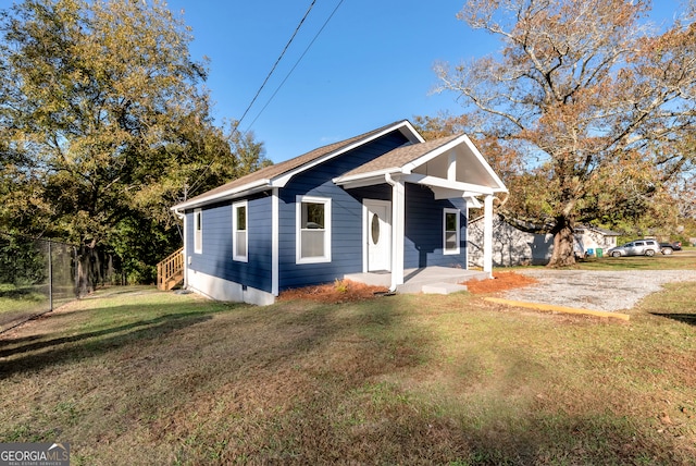 bungalow featuring a front yard