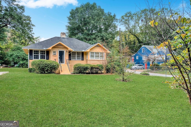 view of front of house featuring a front yard