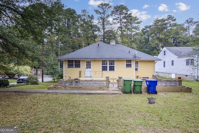 view of front of home with a front lawn