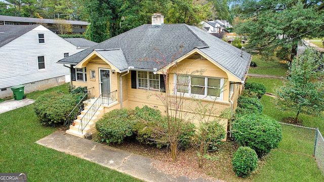 view of front facade with a front yard