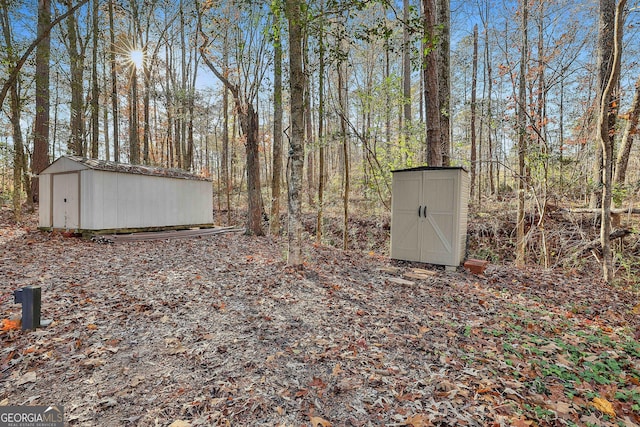 view of yard featuring a storage shed