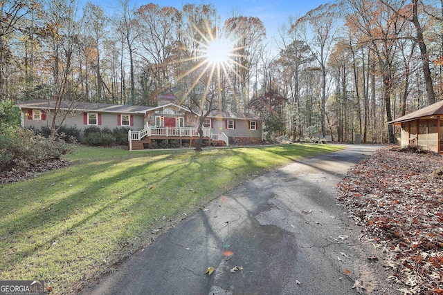 ranch-style house featuring a front lawn