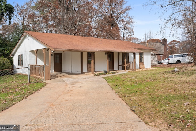 view of front of house featuring a front yard