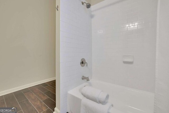 bathroom featuring tiled shower / bath combo