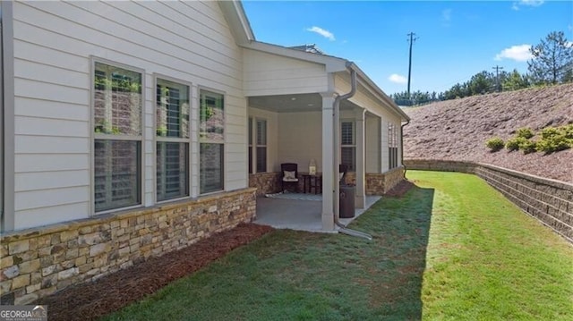 view of yard featuring a patio area