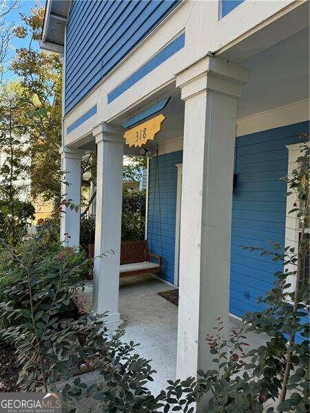 property entrance featuring covered porch