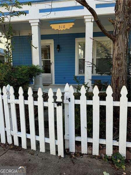 doorway to property with covered porch