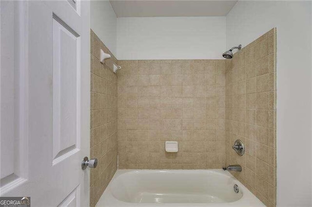 bathroom with tiled shower / bath combo