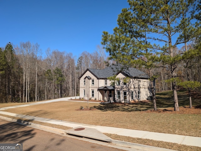 view of front facade featuring a front yard