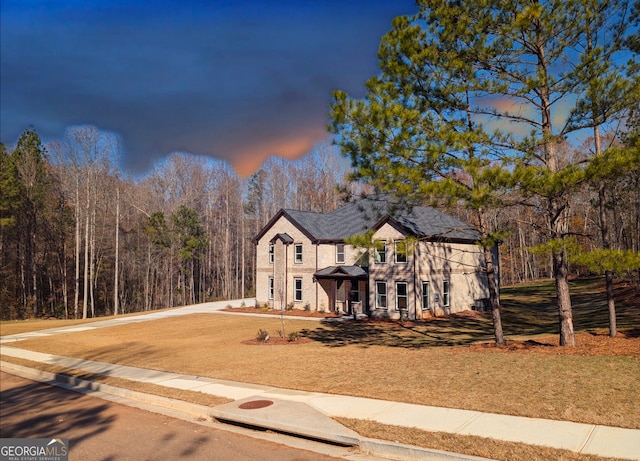 view of front of property featuring a yard