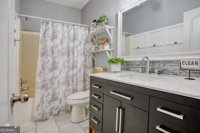 full bathroom featuring shower / tub combo with curtain, vanity, toilet, and tasteful backsplash