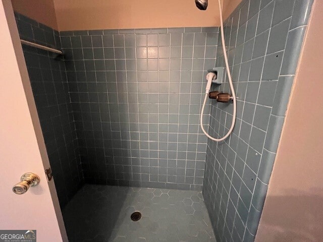 bathroom featuring tiled shower